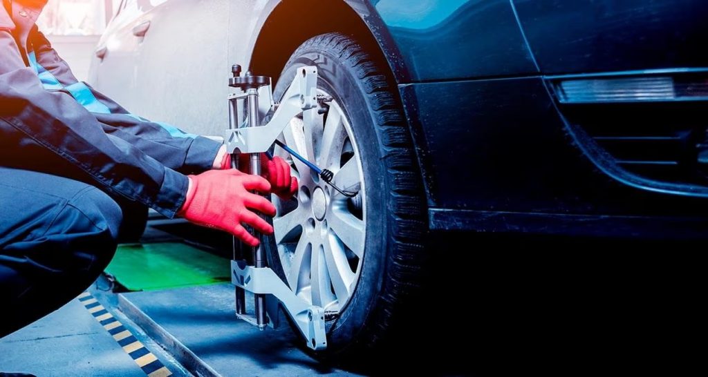 Taller Mecánico Automotriz en Barranquilla - Servicio de Alineación de Llantas para Carro - Rotación Alineación Balanceo de Llantas #1